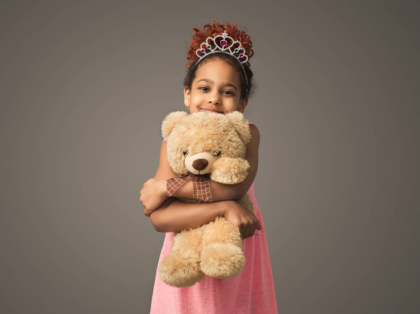 süße schwarze Kind Mädchen in Prinzessin Diadem mit Spielzeug - Foto, Bild