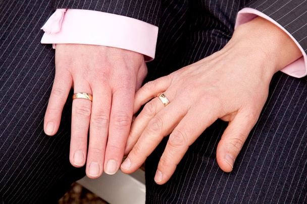 due mani femminili con anelli nuziali
 - Foto, immagini