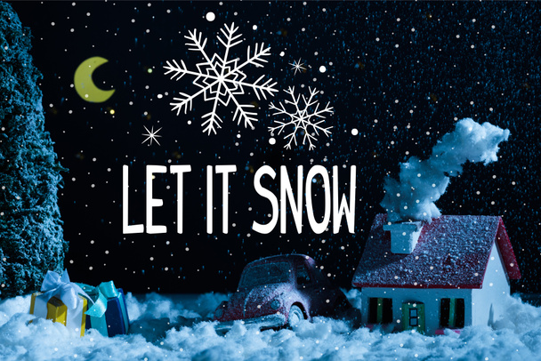 zár-megjelöl szemcsésedik-ból játékautó, karácsonyi ajándékok és hóval éjjel, a ház "hagyjuk, hogy a hó" betűkkel hópelyhek - Fotó, kép