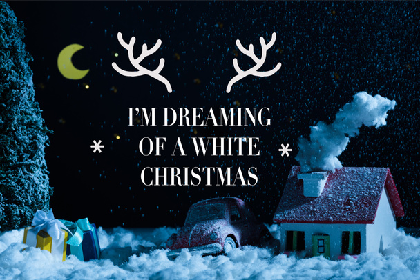 lähikuva leluautosta joululahjoilla ja yöllä lumen peitossa olevalla talolla, jossa on "Haaveilen valkoisesta joulusta" inspiraatio peuran sarvista
 - Valokuva, kuva