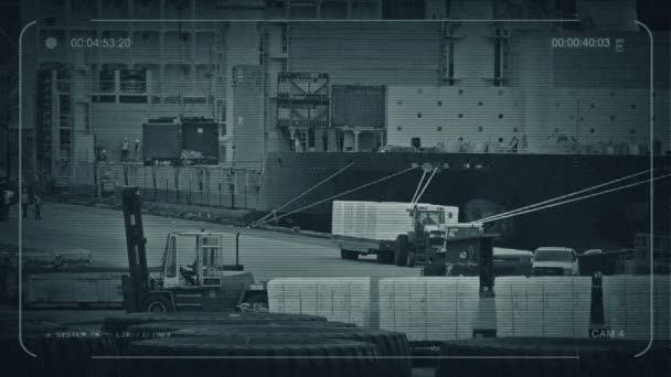 cctv belebter Hafen mit Arbeitern beim Verladen von Schiff - Filmmaterial, Video