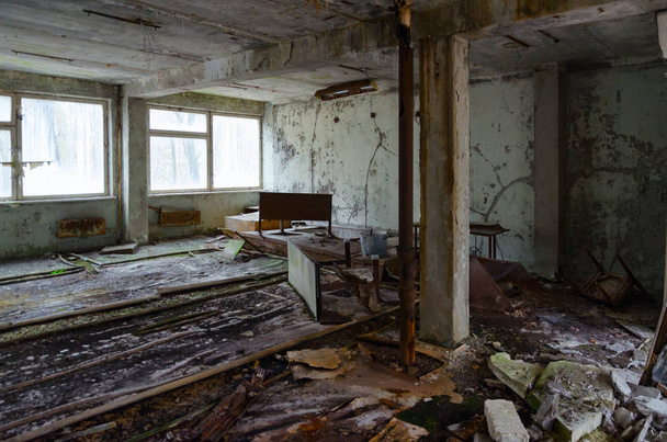 School in dead abandoned ghost town of Pripyat in Chernobyl nuclear power plant exclusion zone (after disaster, 32 years without people), Ukraine - Foto, imagen