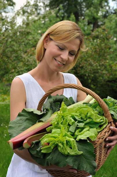 Young woman holding vegetable - Foto, Bild