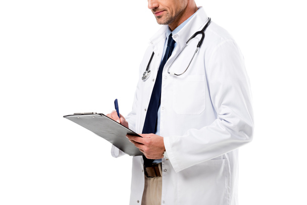 bijgesneden weergave van dokter holding diagnose en geïsoleerd op een witte pen - Foto, afbeelding