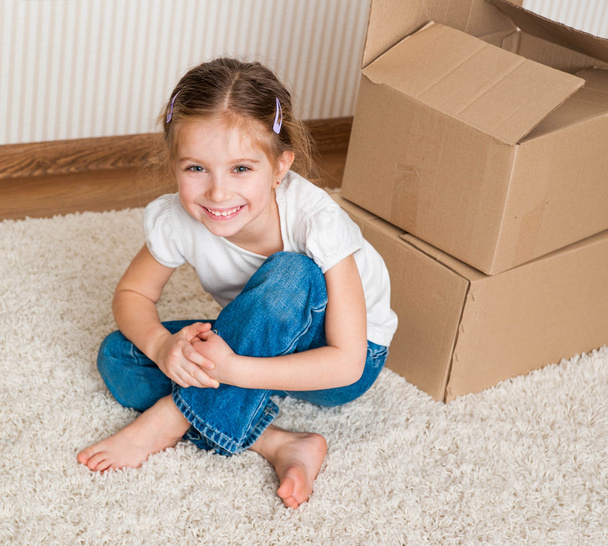 Little girl moving into new house - Foto, afbeelding