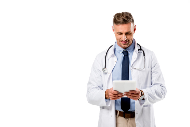 médecin en manteau blanc avec stéthoscope en utilisant une tablette numérique isolée sur blanc
 - Photo, image