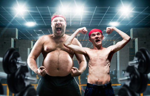 Смешные бодибилдеры показывают мышцы в спортзале. Жирные и худые парни позируют на тренировках в фитнес-клубе
 - Фото, изображение