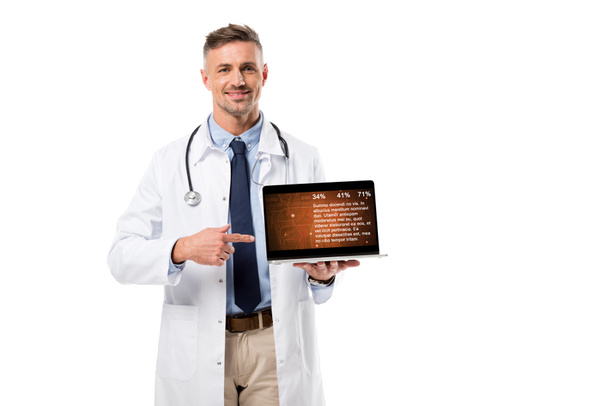 uśmiechający się lekarz palcem wskazującym na laptopie z danych dotyczących zdrowia na ekranie na białym tle - Zdjęcie, obraz