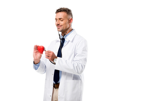 médecin examinant le modèle cardiaque avec stéthoscope isolé sur blanc, concept de soins de santé cardiaque
 - Photo, image