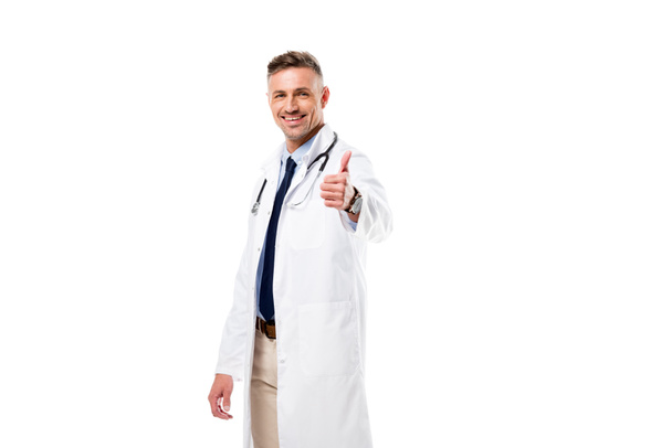médecin regardant la caméra et faisant pouce signe isolé sur blanc
  - Photo, image