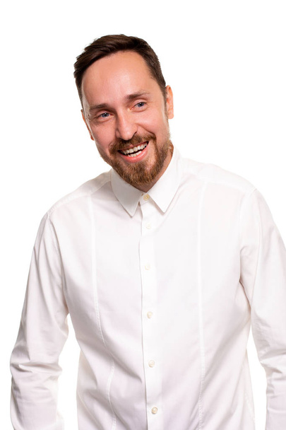 Stylish bearded business man smiling to camera, having pleased expression and cheerful look. - Foto, afbeelding