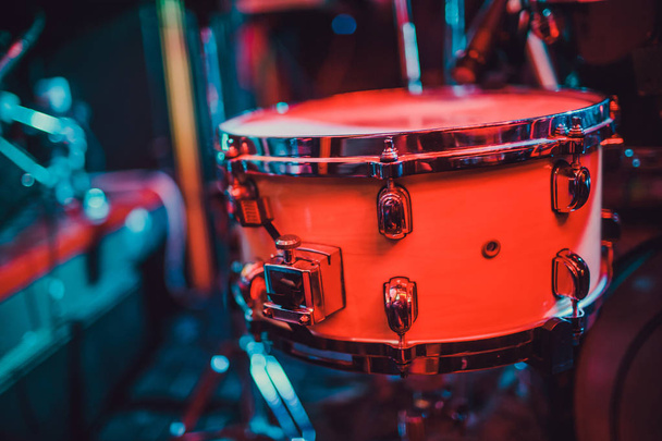 Drum kit on stage in the spotlight color. - Fotoğraf, Görsel