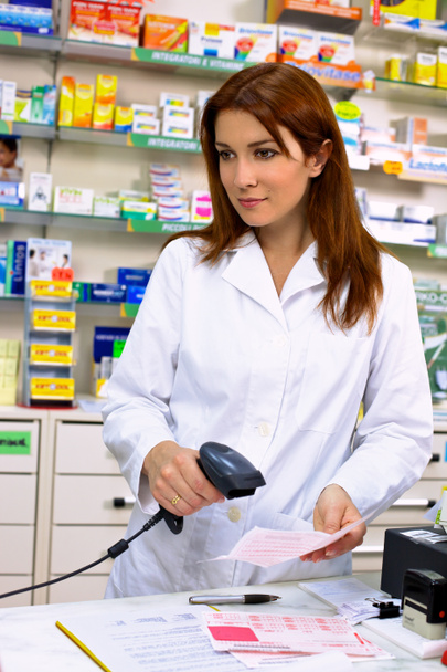 Magnifique pharmacien rousse travaillant avec ordonnance
 - Photo, image