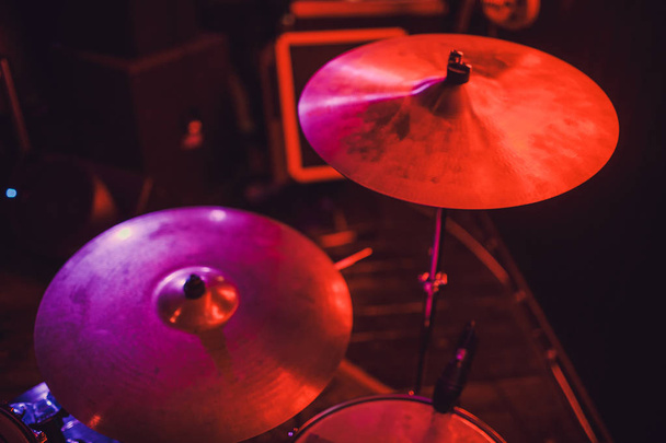 Drum kit on stage in the spotlight color. - Foto, afbeelding