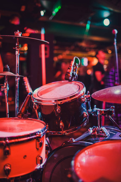 Drum kit on stage in the spotlight color. - Zdjęcie, obraz