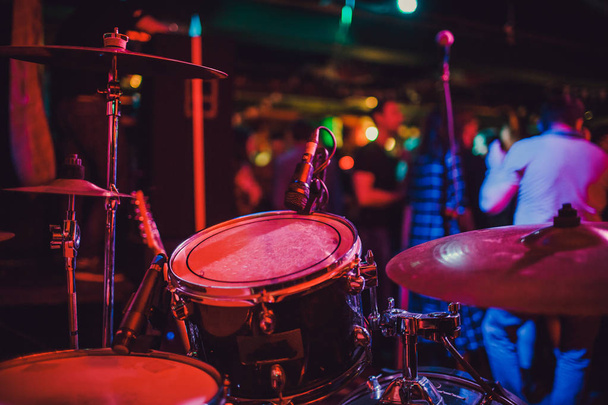 Drum kit on stage in the spotlight color. - Foto, imagen