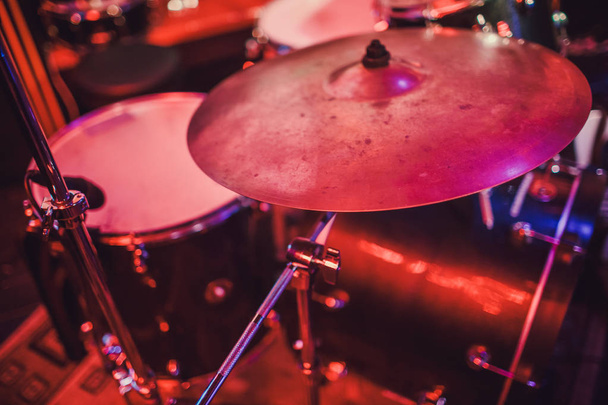 Drum kit on stage in the spotlight color. - Foto, imagen