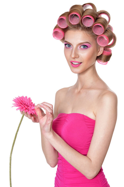 πορτρέτο του όμορφη γυναίκα με σίδερα μαλλιών με λουλούδι  - Φωτογραφία, εικόνα