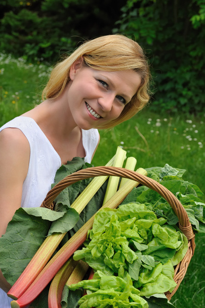 Young woman holding basket - vegetable - Foto, Bild