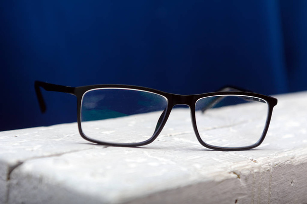 occhiali vintage si trovano sulla panchina
 - Foto, immagini