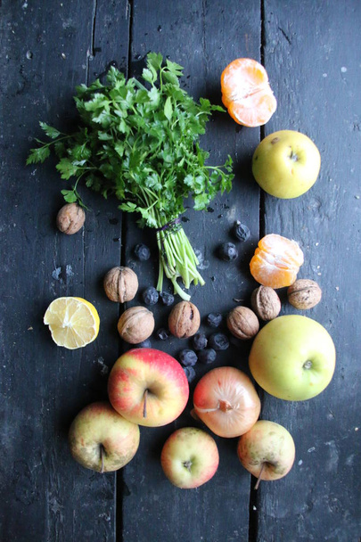 Perejil y fruta en la vieja mesa vintage. Idea de comida saludable
 - Foto, imagen