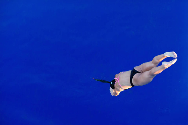 Buzo hembra saltar a la piscina
 - Foto, Imagen