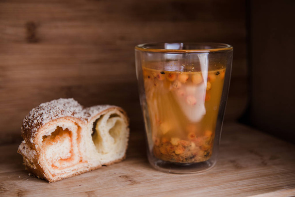 sea buckthorn and orange tea with strudel - Φωτογραφία, εικόνα