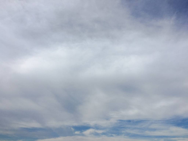 Lindas nuvens contra um fundo azul do céu. Céu nublado. Céu azul com tempo nublado, nuvem da natureza. Nuvens brancas, céu azul e sol
 - Foto, Imagem