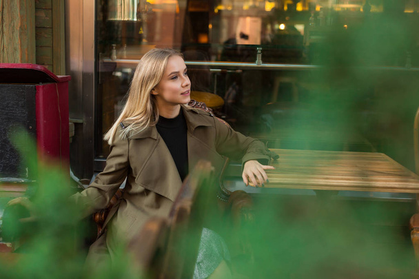 Hezká blondýnka v kavárně - Fotografie, Obrázek