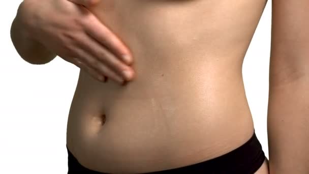 Mladá žena s olejem na břicho - Záběry, video