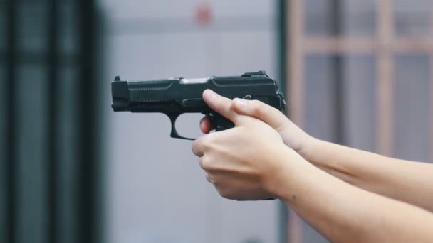 Atış poligonu. Genç bir adam elinde bir silah ve ateş - Video, Çekim