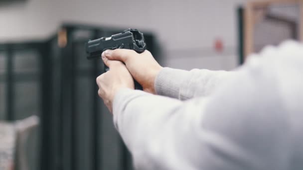 Schießbude. Ein junger Mann schießt - Filmmaterial, Video