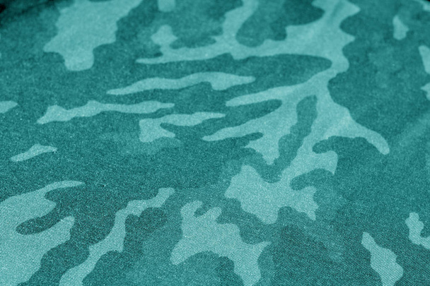 Oude camouflage doek met blur effect in cyaan Toon. Abstracte achtergrond en textuur voor ontwerpideeën abd. - Foto, afbeelding