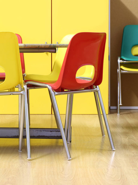 червоне крісло в класі школи без дітей
 - Фото, зображення