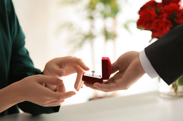 Jeune homme proposant à sa bien-aimée à un rendez-vous romantique
 - Photo, image