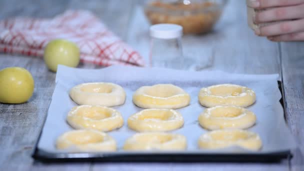 Γυναικείο χέρι λιπαίνετε τα ψωμάκια με το αυγό. Μαγείρεμα ανοιχτό ψωμάκια με την apple Vatrushka - παραδοσιακά Ρωσικά ψήσιμο. Σειρά. - Πλάνα, βίντεο