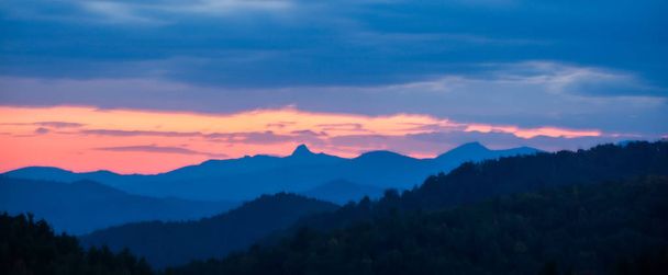 coucher de soleil sur des sommets sur des couches de montagnes de crête bleue
 - Photo, image