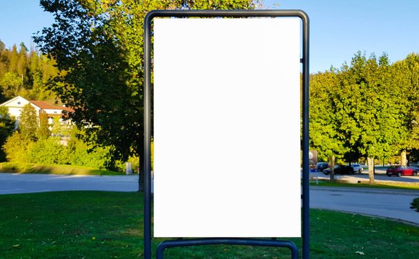 Signo grande de banner de publicidad al aire libre en blanco
 - Foto, Imagen