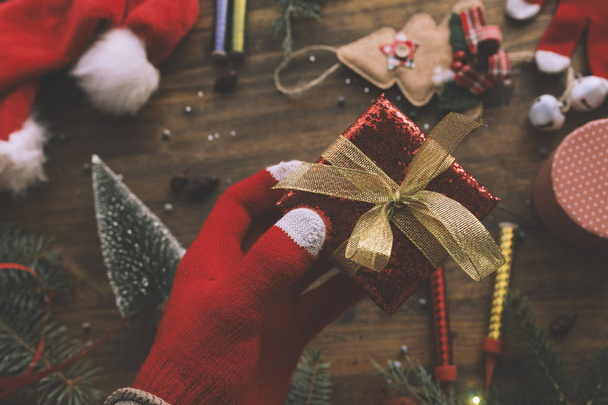 Oferta de mão presente de Natal embrulhado em uma caixa para férias alegres
 - Foto, Imagem
