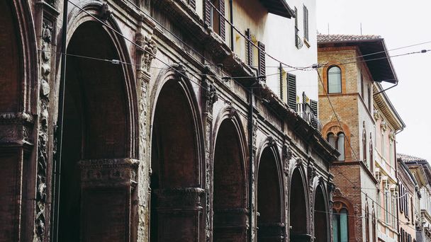 Widok centrum starego miasta w Bolonia, Włochy - Zdjęcie, obraz