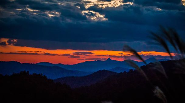 tramonto sulle cime su strati di montagne dorsali blu
 - Foto, immagini