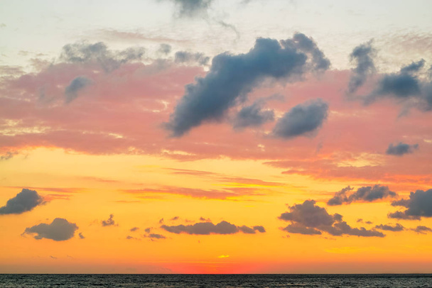 Krásná obloha při západu slunce nad mořem. Tarkhankut, Krym. Ukrajina - Fotografie, Obrázek