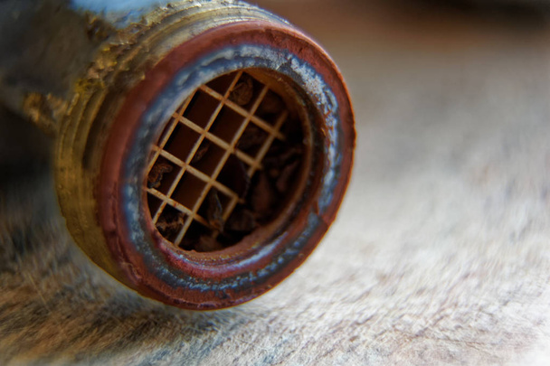 Pijp draad close-up, oude roestige metalen deel van de pijp threads - Foto, afbeelding