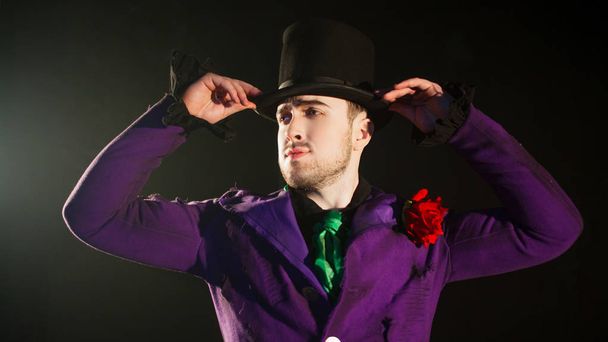 Showman. Young male entertainer, presenter or actor on stage. The guy in the purple camisole and the cylinder. - Foto, Imagem