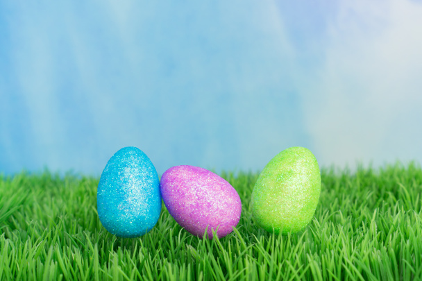 Tři barevné velikonoční vejce v louce - Fotografie, Obrázek