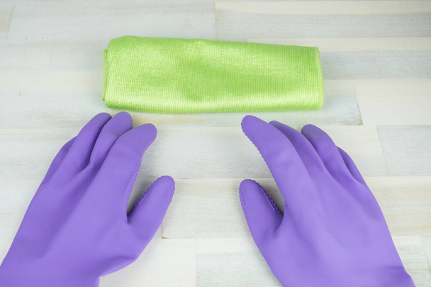 Różowe rękawiczki i czyszczenia rag - Zdjęcie, obraz