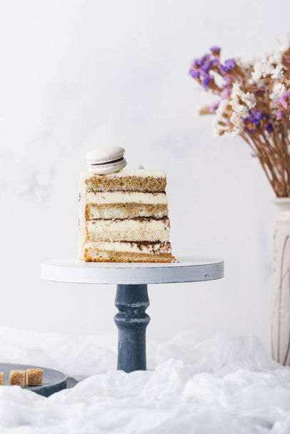 pohled sladký dort zdobený macaron na Servírovací stojan na bílé stěně pozadí na plochu - Fotografie, Obrázek