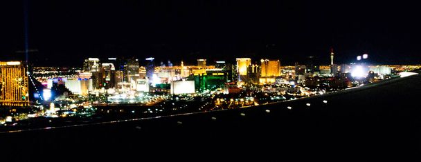 Las Vegas stadslichten vanuit vliegtuig bij nacht - Foto, afbeelding