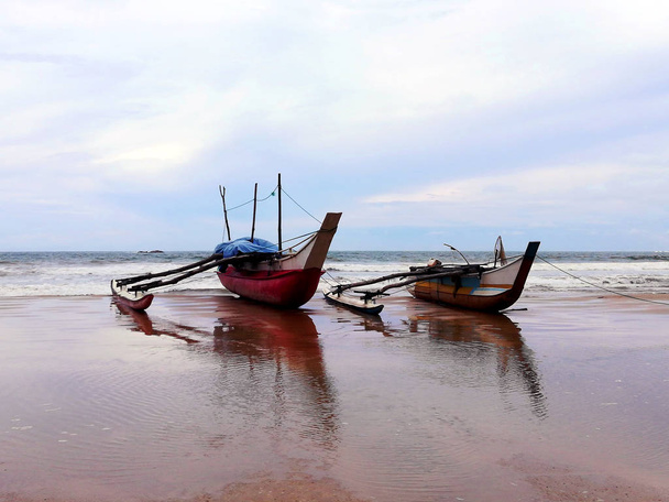 Barcos de pesca antiguos de madera en la orilla
 - Foto, imagen
