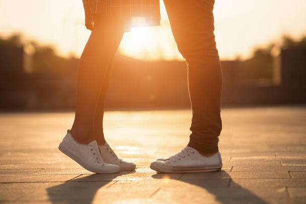 Couple aimant embrasser sur fond de ville au coucher du soleil
 - Photo, image